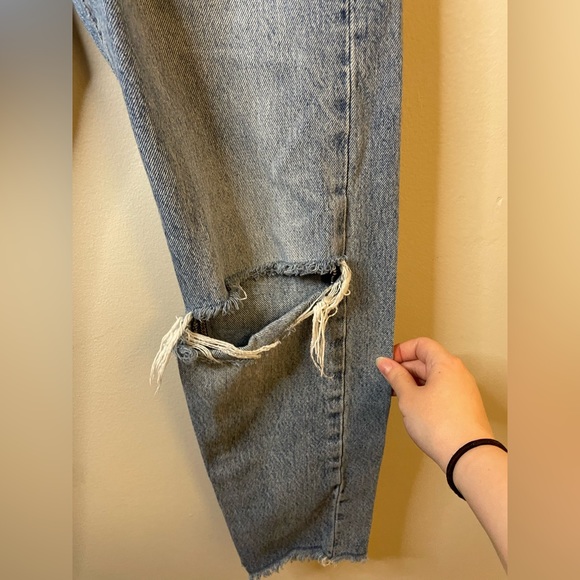 Levi's Premium Wedgie Icon Fit in Shut Up Wash Revolve Raw Hem Distressed Knees - Picture 7 of 13